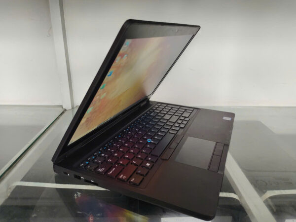 dell 5590 core i7 ram 8g ssd 256 . vga rời